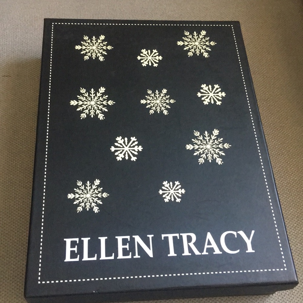 Ellen Tracy gift 🎁 box